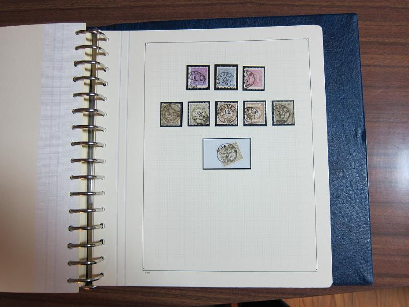0019 (56).JPG -     Lote:    19      Marcofilia      Lotes Especiais       Descrição:         Portugal. Colecção especializada de carimbos de duplo círculo, tipo 1852, montada em 4 álbuns Lindner, com selos de diversas emissões e cartas, com estudo minucioso de cada marca. Lote a ver.         Lote       Valor Base:     &euro; 2.500,00     Valor Venda:     Retirado     